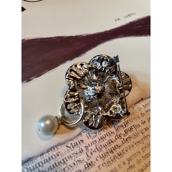 Small Bling Camelia Brooch with Pearl - Picture 4 of 8